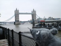 Leni Leseratte an der Tower Bridge