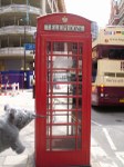Leni Leseratte an einer londoner Telelefonzelle