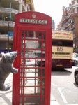 Leni Leseratte vor einer londoner Teleefonzelle